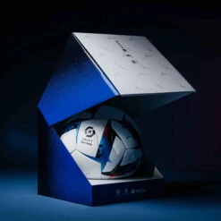 Kipsta BALLON DE FOOTBALL LIGUE 1 UBER EATS OFFICIEL MATCH BALL BLEU 2022 AVEC BOÎTE -ProSportif Boutique ballon de football ligue 1 uber eats officiel match ball bleu 2022 avec boite 2