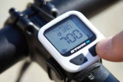 COMPTEUR VÉLO B'TWIN 100 NOIR - AVEC FIL -ProSportif Boutique compteur velo b twin 100 noir avec fil 9