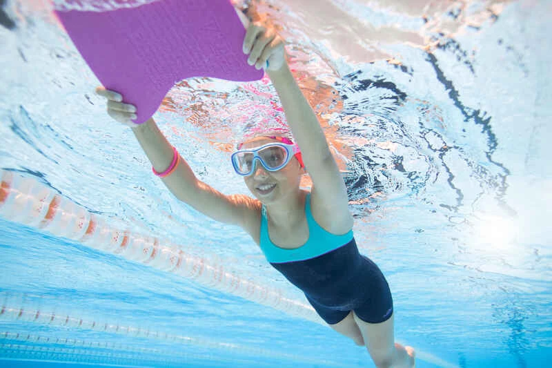 Maillot De Bain De Natation Fille Une Pièce Taïs Shorty Bleu 4 Maillot De Bain De Natation Fille Une Pièce Taïs Shorty Bleu – Image 2