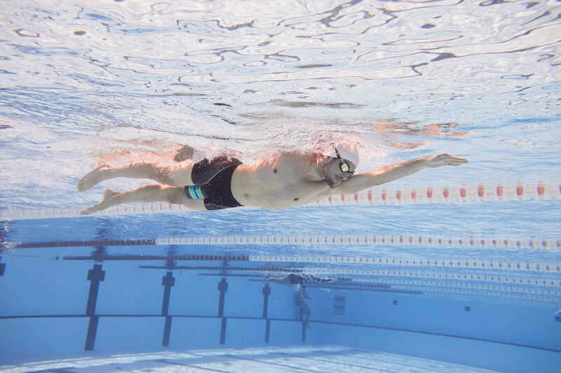 MAILLOT DE BAIN HOMME BOXER 500 FIT NOIR DASH GRIS 7 MAILLOT DE BAIN HOMME BOXER 500 FIT NOIR DASH GRIS – Image 5