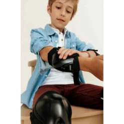 Set 3x2 Protections Roller Trottinette Skate Enfant PLAY Noir 31 Set 3x2 Protections Roller Trottinette Skate Enfant PLAY Noir -ProSportif Boutique protections roller enfant play blanc turquoise 11