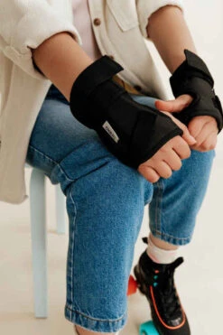 Set 3x2 Protections Roller Trottinette Skate Enfant PLAY Noir 34 Set 3x2 Protections Roller Trottinette Skate Enfant PLAY Noir -ProSportif Boutique protections roller enfant play blanc turquoise 14