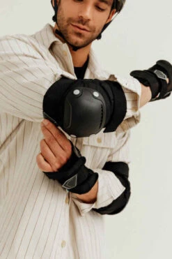 Set 3x2 Protections Roller Adulte FIT500 Noir Gris -ProSportif Boutique set 3 protections roller adulte fit500 noir gris 19